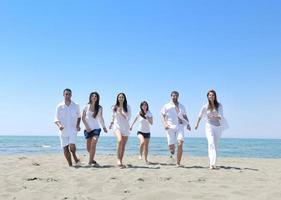 grupo de jóvenes felices divertirse en la playa foto