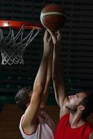 jugador de baloncesto en acción foto