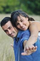 feliz pareja joven tiene tiempo romántico al aire libre foto