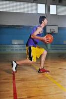 jugador de baloncesto en el pabellón deportivo foto