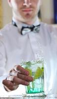 barman profesional prepara una bebida de cóctel en la fiesta foto