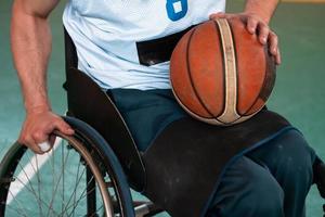 foto de cerca de sillas de ruedas y veteranos de guerra discapacitados jugando baloncesto en la cancha