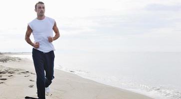 hombre corriendo en la playa foto