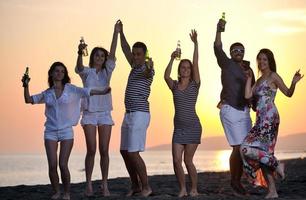 grupo de jóvenes disfrutan de la fiesta de verano en la playa foto