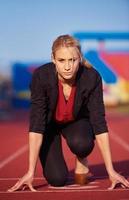 mujer de negocios lista para correr foto