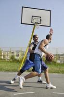 juego de streetball temprano en la mañana foto