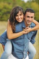 feliz pareja joven tiene tiempo romántico al aire libre foto