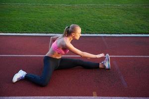 mujer deportiva en pista de carreras atléticas foto