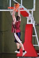 jugador de baloncesto en el pabellón deportivo foto