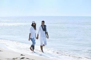 feliz pareja joven divertirse en la hermosa playa foto