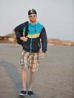 hombre caminando en la playa foto