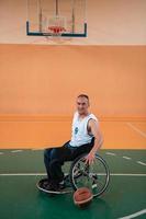 una foto de un veterano de guerra jugando baloncesto en un estadio deportivo moderno. el concepto de deporte para personas con discapacidad