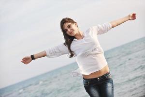 mujer joven disfruta en la playa foto