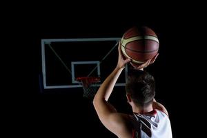 jugador de baloncesto en acción foto