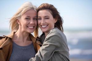 mujeres sonriendo y disfrutando de la vida en la playa foto