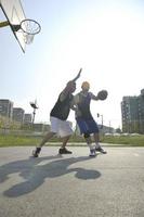 juego de streetball temprano en la mañana foto