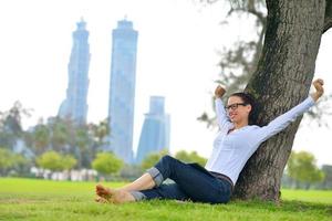 hermosa mujer joven con tableta en el parque foto