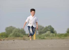 niño corriendo en la playa foto