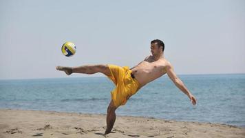 jugador masculino de voleibol de playa foto