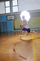 jugador de baloncesto en el pabellón deportivo foto