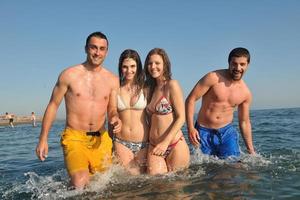 grupo de gente feliz divertirse y correr en la playa foto