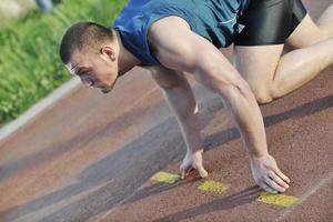 joven atleta en el inicio foto