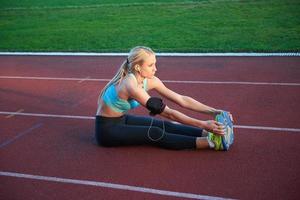 mujer deportiva en pista de carreras atléticas foto