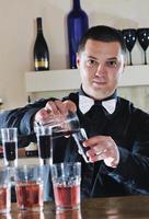 barman profesional prepara una bebida de cóctel en la fiesta foto