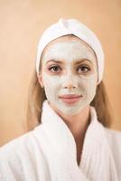 mujer en spa con mascarilla cosmética foto