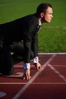 hombre de negocios listo para correr foto