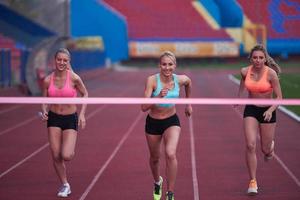 corredoras que terminan la carrera juntas foto