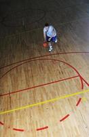 jugador de baloncesto en el pabellón deportivo foto