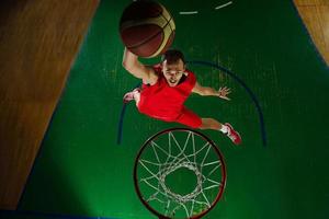 jugador de baloncesto en acción foto