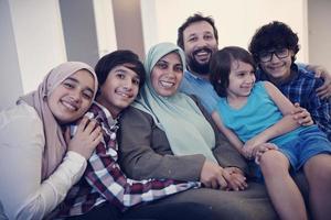 retrato de familia musulmana en casa foto