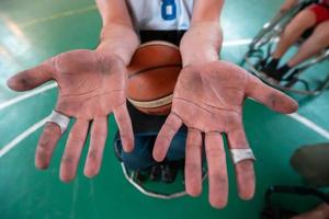 las manos de los jugadores de baloncesto discapacitados después de un partido agotador en la arena. enfoque selectivo foto