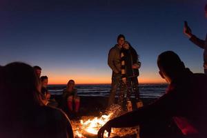 amigos divirtiéndose en la playa el día de otoño foto