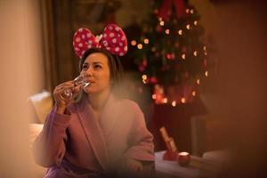 mujer bebiendo champán en el spa foto