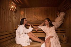 un grupo de mujeres jóvenes en una sauna foto