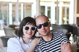 feliz pareja joven divertirse en la playa foto