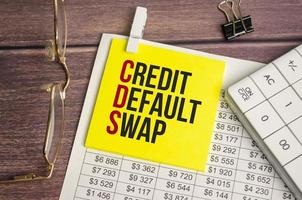 un bloc de notas con el texto cds credit default swap pen, informes, foto