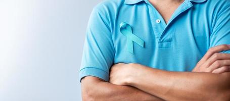 noviembre azul mes de concientización sobre el cáncer de próstata, hombre con camisa azul con cinta azul para apoyar la vida y la enfermedad de las personas. salud, dia internacional del hombre, padre, diabetes y dia mundial del cancer foto