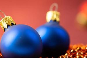 adornos navideños sobre un fondo rojo. concepto de navidad foto