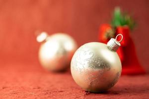 pancarta de navidad decoración sobre un fondo rojo con espacio para texto. foto