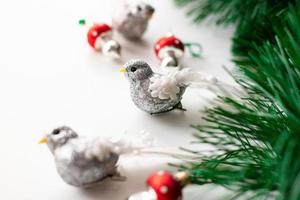 adornos para árboles de navidad. pájaros festivos y burbujas. foto