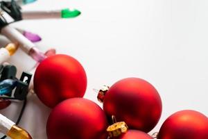 decoración festiva para un árbol de navidad sobre un fondo blanco foto