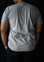 los hombres usan camisetas sencillas para plantillas de maquetas. camiseta en blanco para el diseño de la parte trasera foto