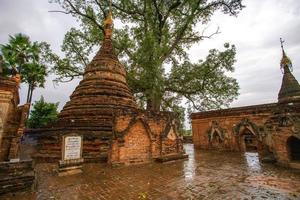 pagoda yadana hsemee, un lugar compuesto por un complejo de pagodas y una imagen de buda en el interior, inwa, mandalay, myanmar foto