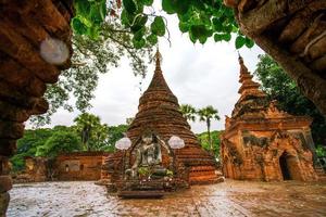 pagoda yadana hsemee, un lugar compuesto por un complejo de pagodas y una imagen de buda en el interior, inwa, mandalay, myanmar foto