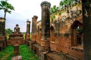 pagoda yadana hsemee, un lugar compuesto por un complejo de pagodas y una imagen de buda en el interior, inwa, mandalay, myanmar foto