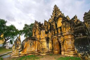 Monasterio maha aungmye bonzan, comúnmente conocido como el monasterio de ladrillos me nu, un monasterio budista histórico en inwa, región de mandalay, myanmar foto